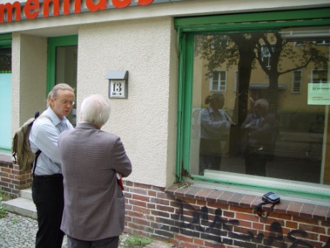 Der Holzrahmen an einer Schaufensteranlage ist angefault. Der Architekt fragt ob man das reparieren kann?